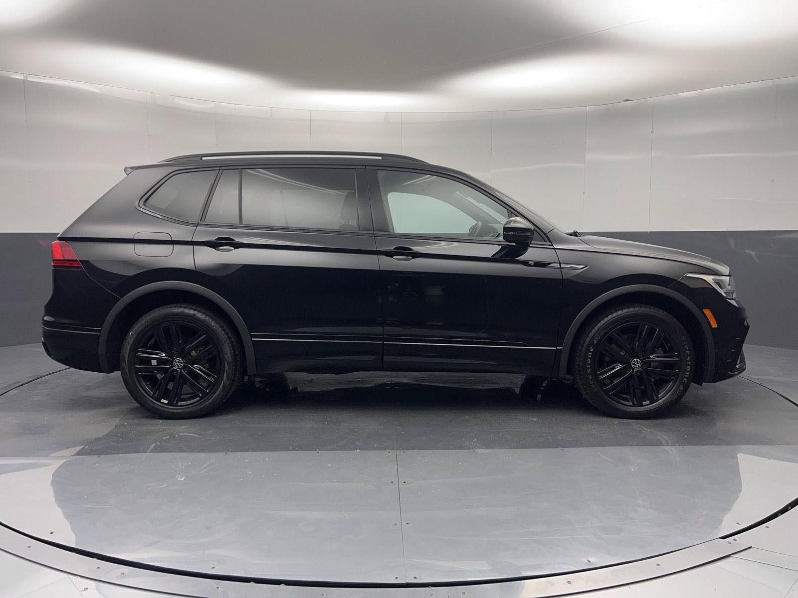 Used 2022 Volkswagen Tiguan SE R-Line FWD image 35