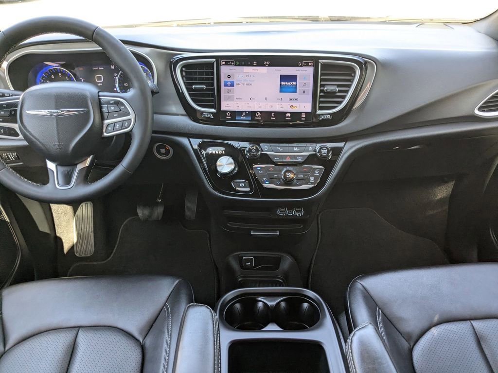Used 2025 Chrysler Pacifica Select image 24