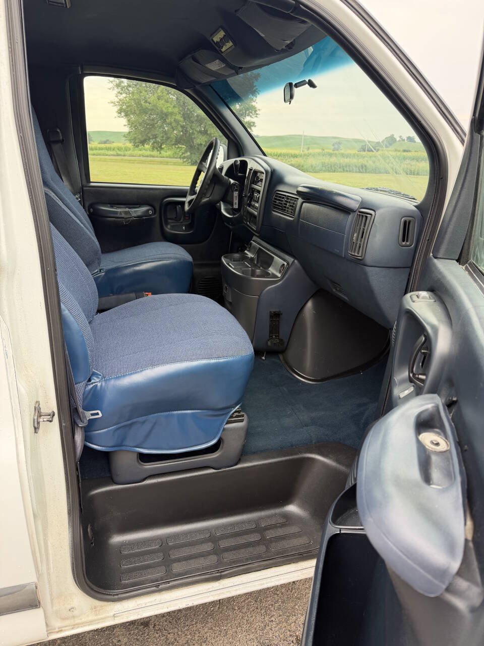 Used 2000 Chevrolet Express 3500 Extended Passenger w/ Preferred Equipment Group RWD image 19