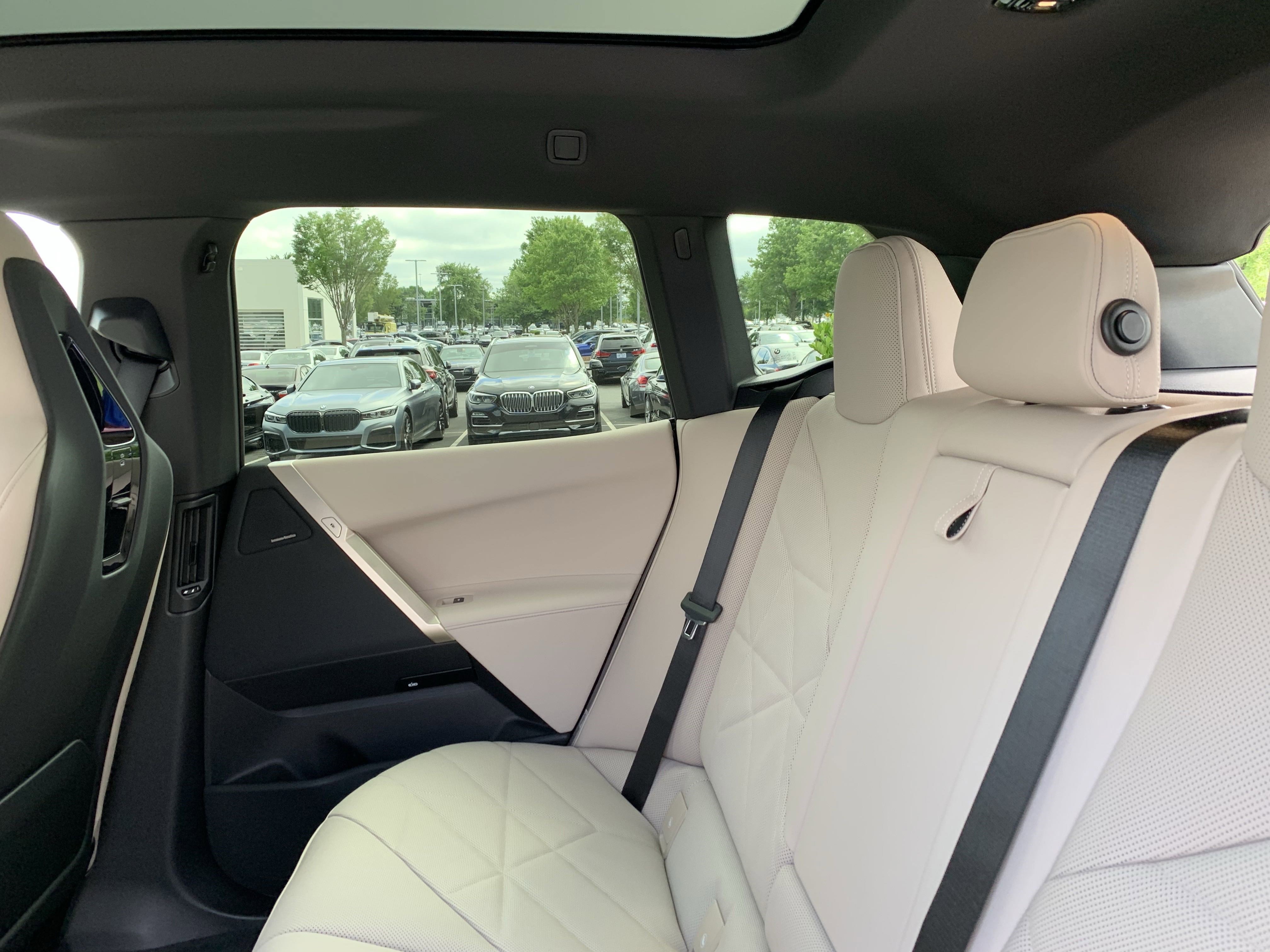 Used 2026 BMW iX xDrive60 w/ Premium Package image 33