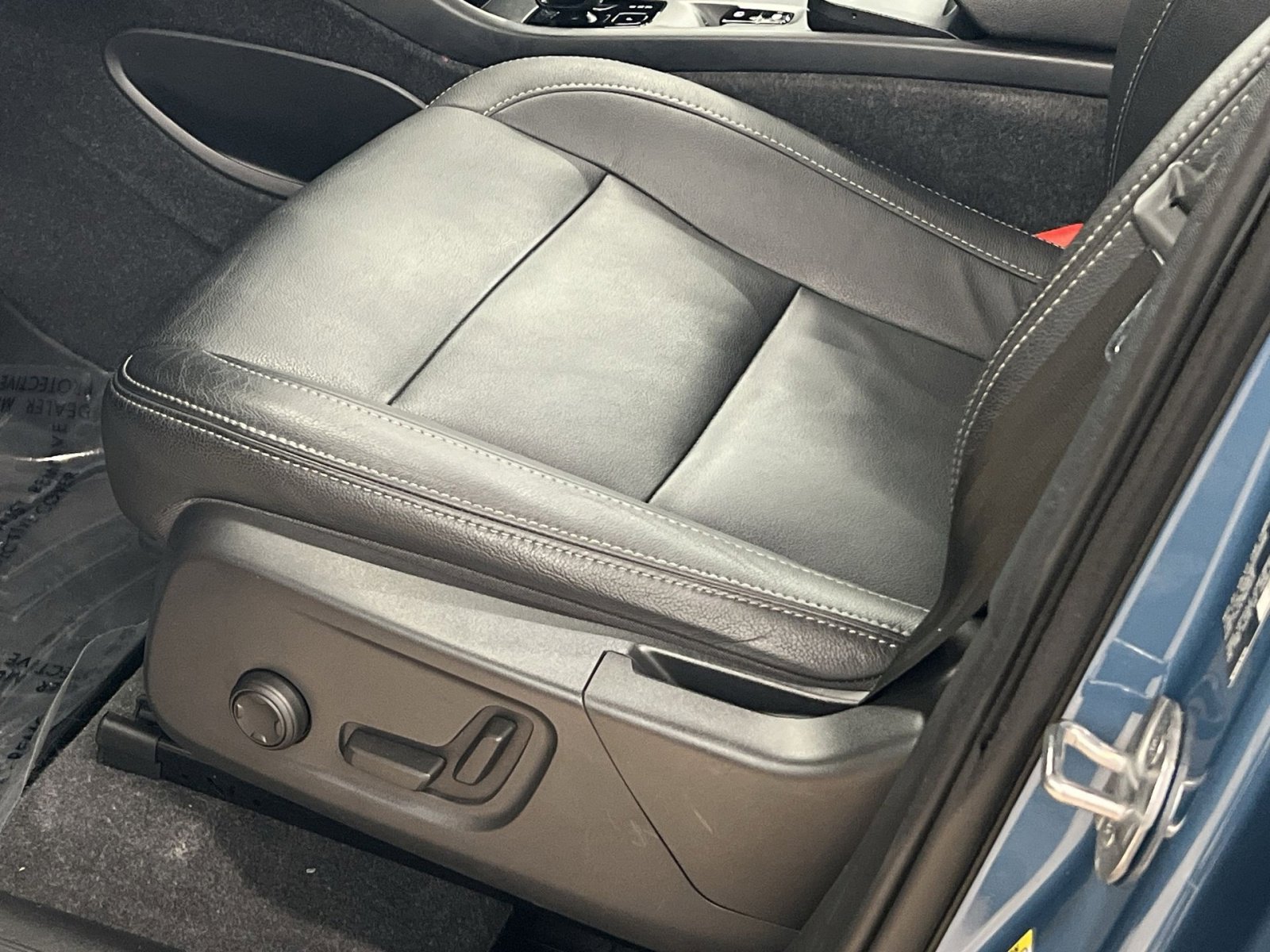 Used 2024 Volvo XC40 B5 Core w/ Climate Package image 13