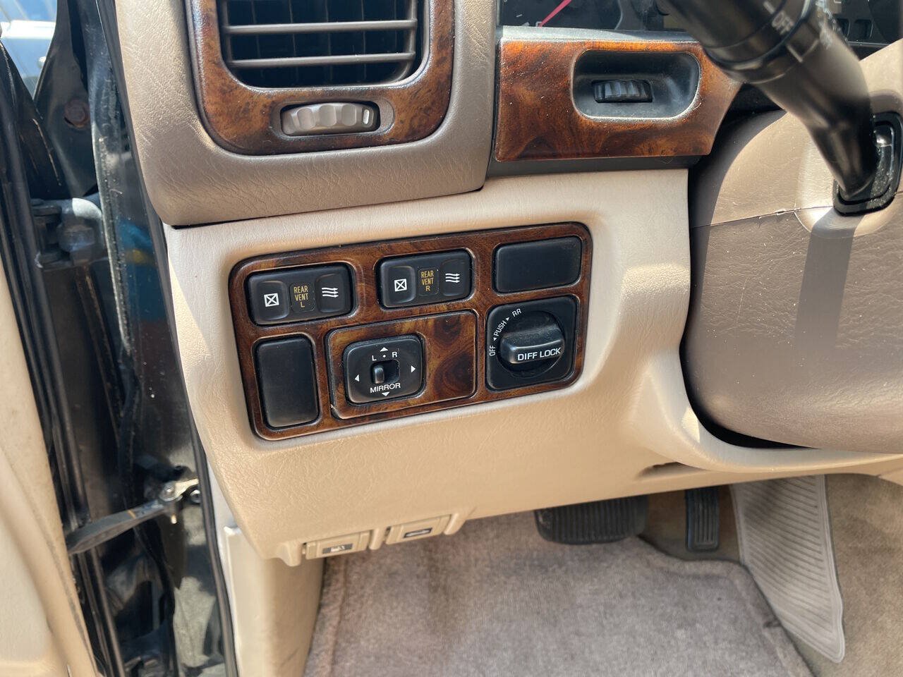 Used 1998 Toyota Land Cruiser w/ Leather Trim Pkg AWD/4WD image 23