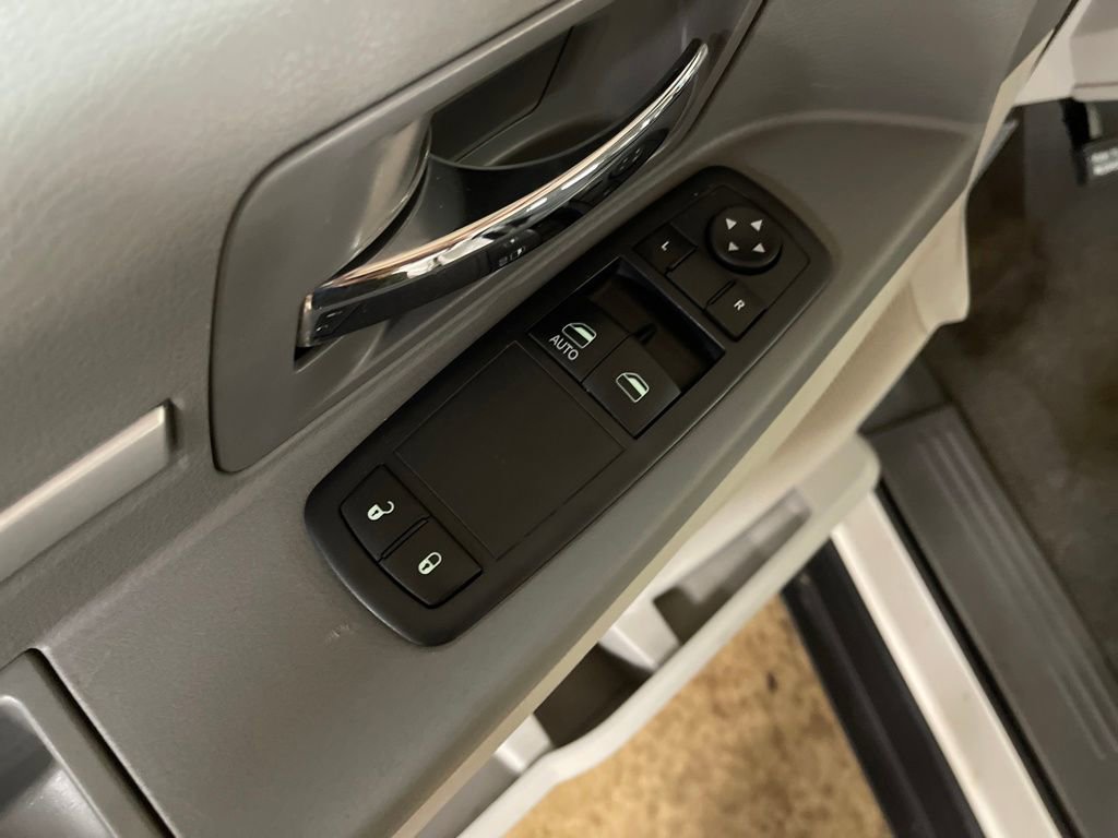 Used 2010 Dodge Grand Caravan SE image 12