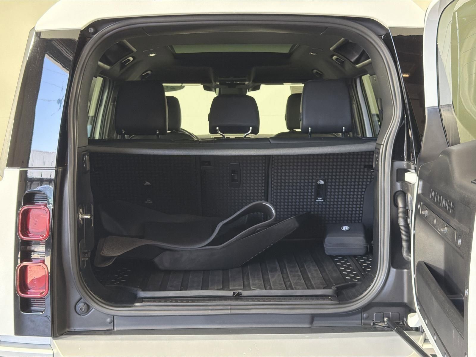 Used 2023 Land Rover Defender 110 S image 28