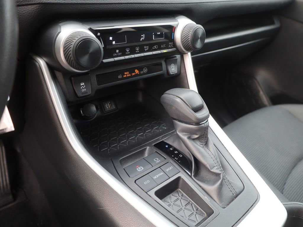 Used 2024 Toyota RAV4 LE image 31