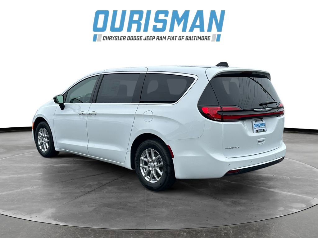 New 2026 Chrysler Pacifica Select image 4