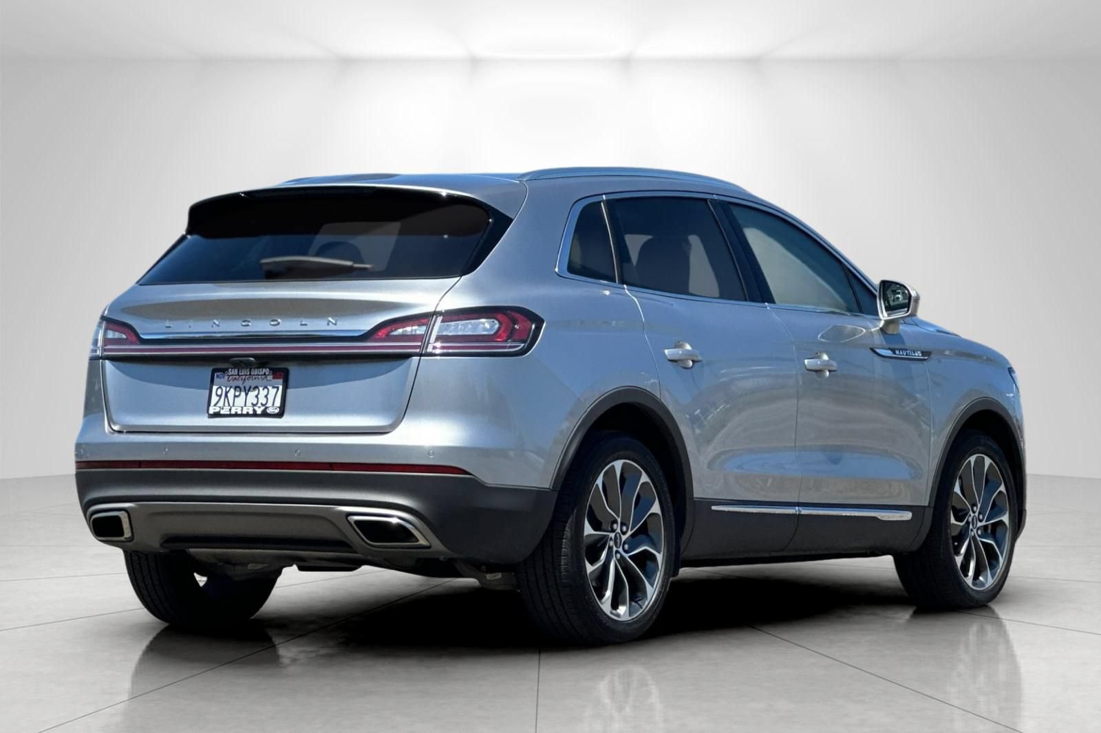 Used 2023 Lincoln Nautilus Reserve w/ Luxury Package FWD image 3