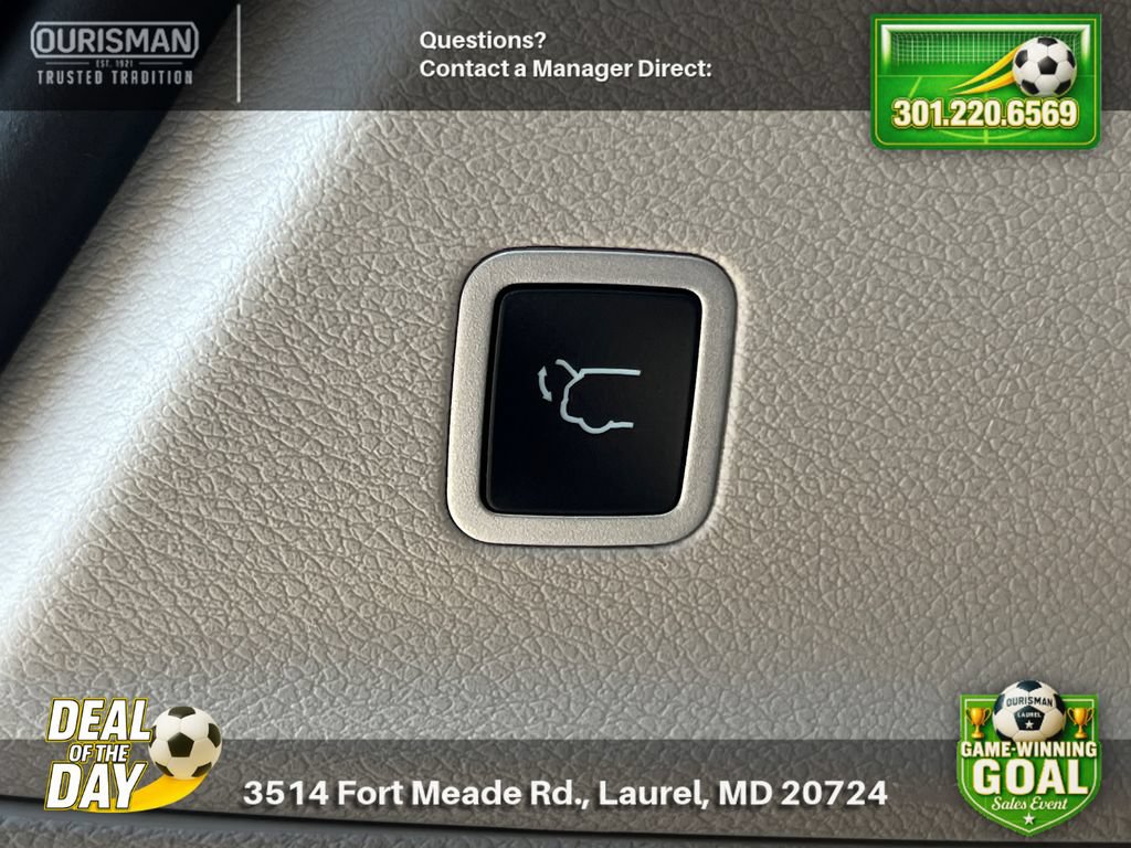 Used 2024 Chrysler Pacifica Touring-L FWD image 22