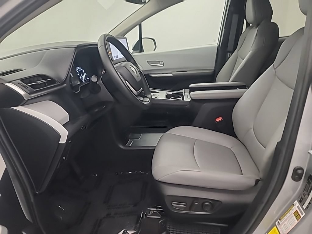Used 2025 Toyota Sienna XLE FWD image 29