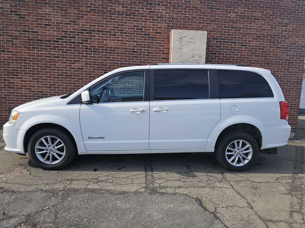 Used 2019 Dodge Grand Caravan SXT image 4