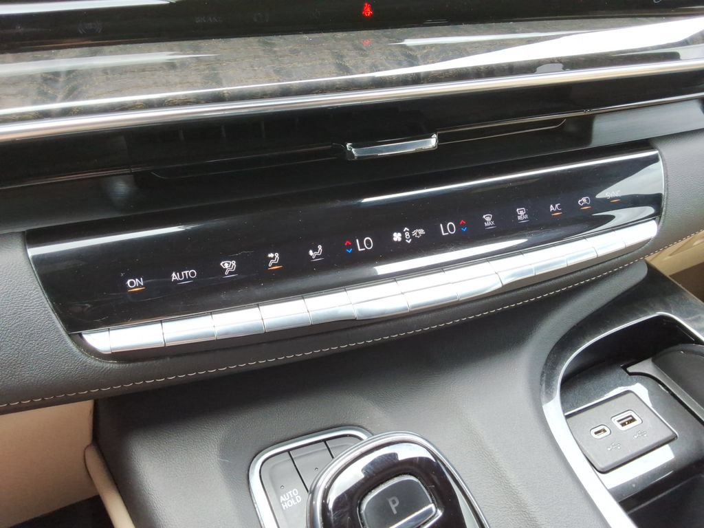 Certified 2021 Cadillac Escalade Premium Luxury AWD/4WD image 37