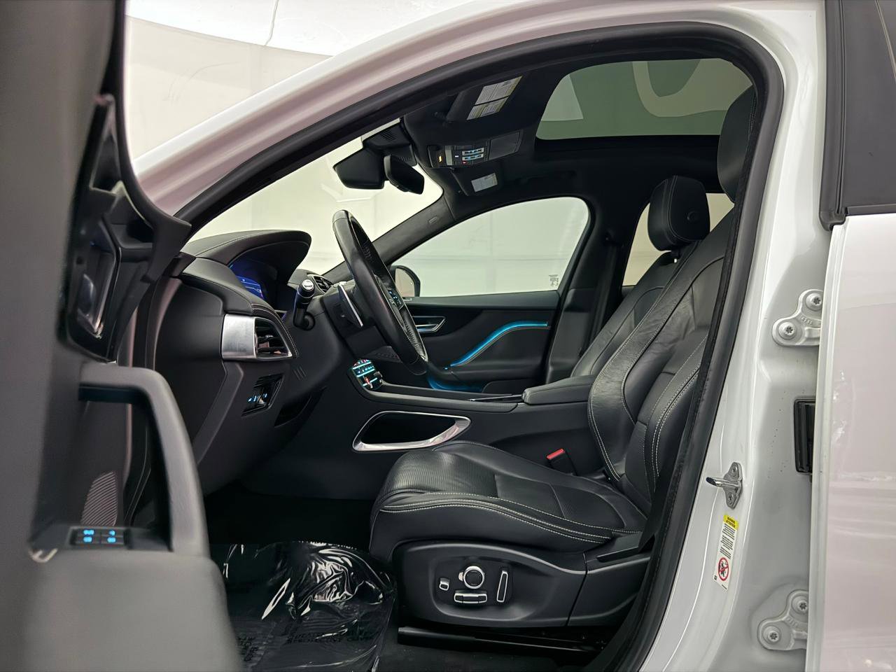 Used 2019 Jaguar F-PACE R-Sport image 23