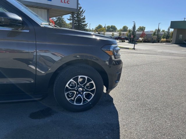 Used 2023 Ford Expedition Max XLT image 16