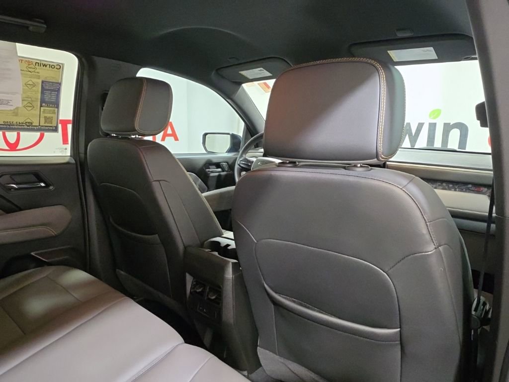 Used 2025 Chevrolet Colorado ZR2 w/ Technology Package AWD/4WD image 16