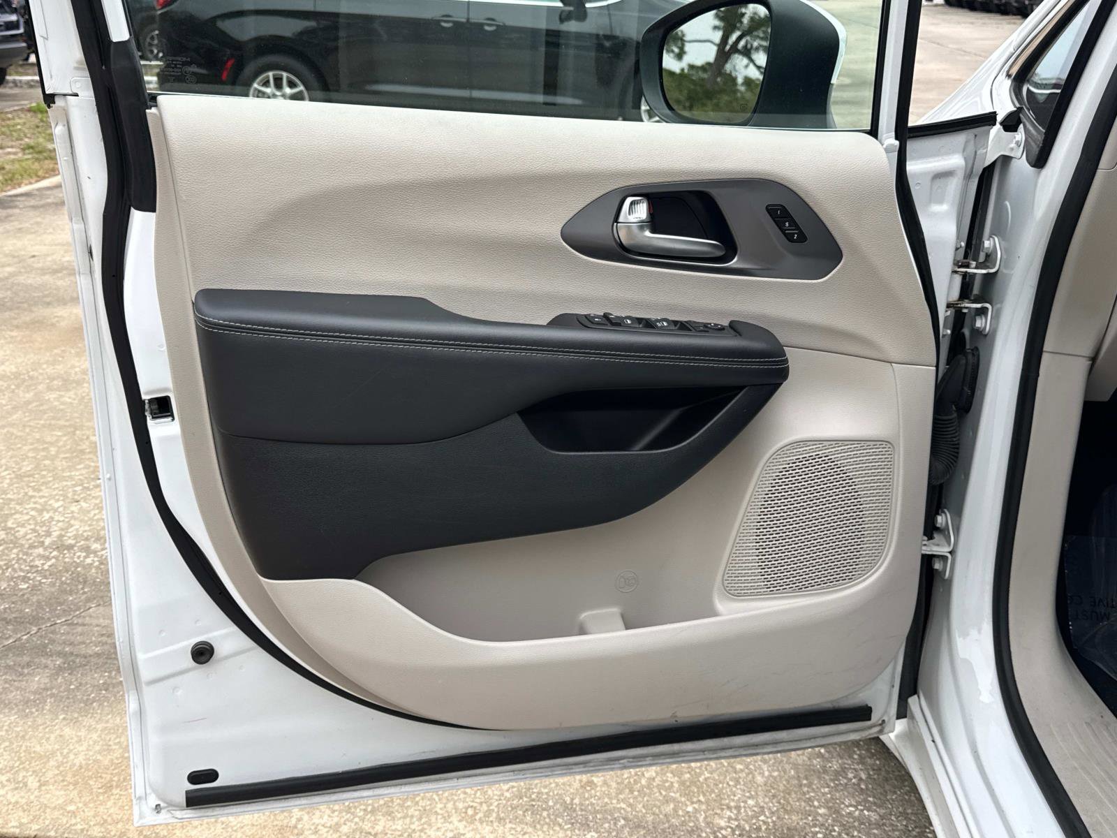 Certified 2023 Chrysler Pacifica Touring-L image 16