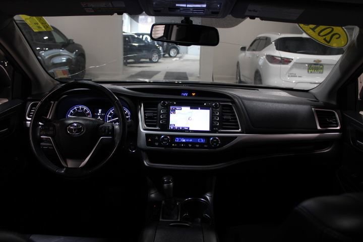 Used 2015 Toyota Highlander XLE image 2