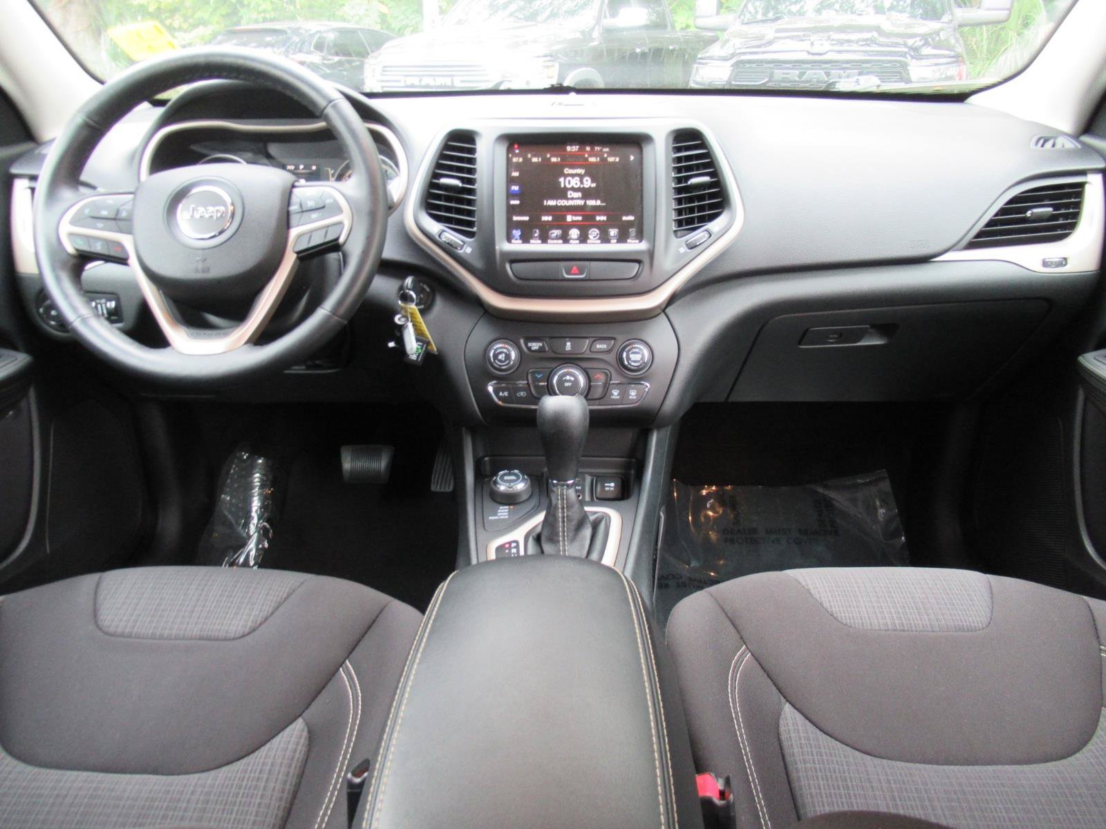 Used 2015 Jeep Cherokee Latitude w/ Cold Weather Group AWD/4WD image 13