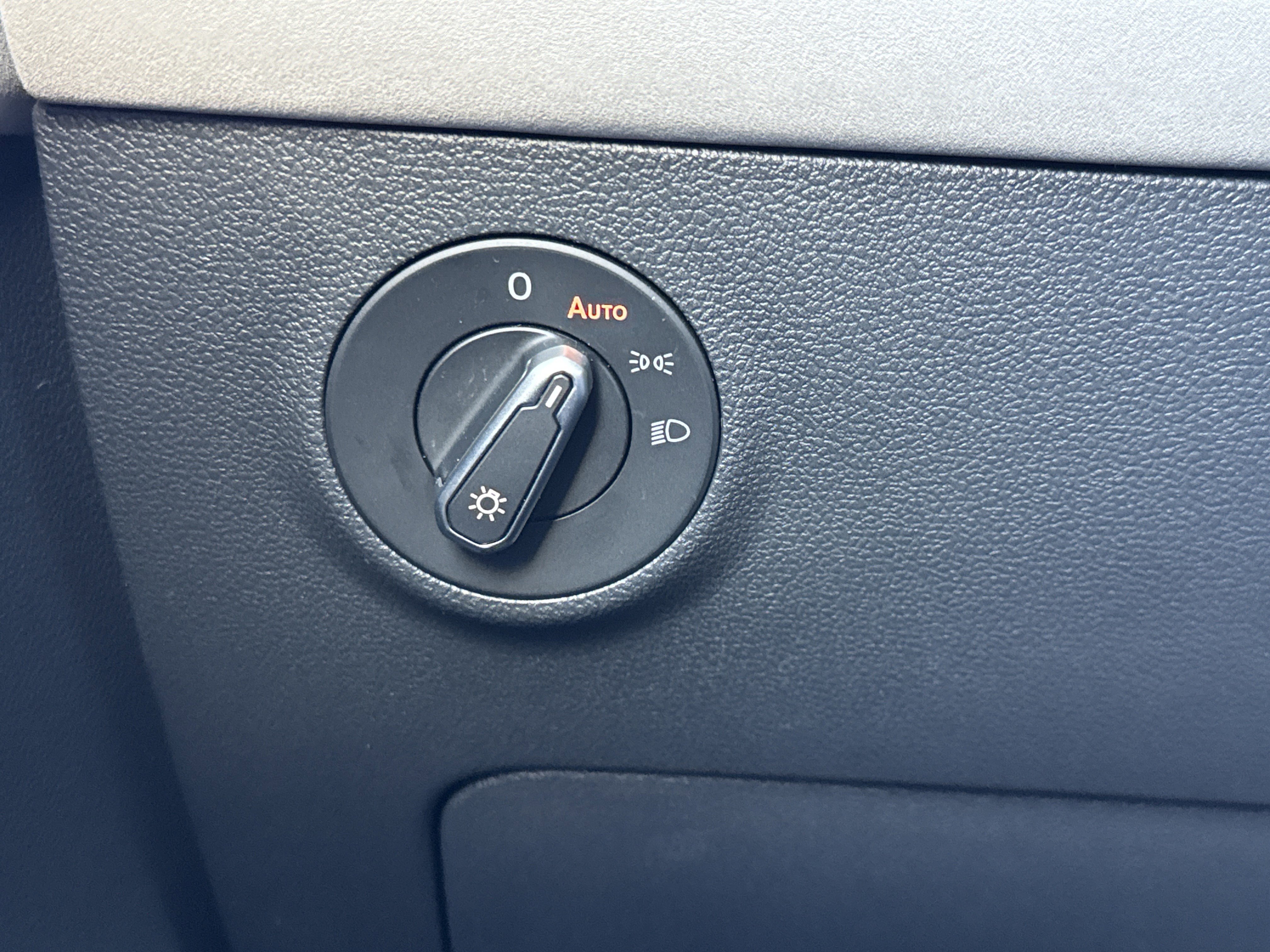 Certified 2025 Volkswagen Taos SE image 13