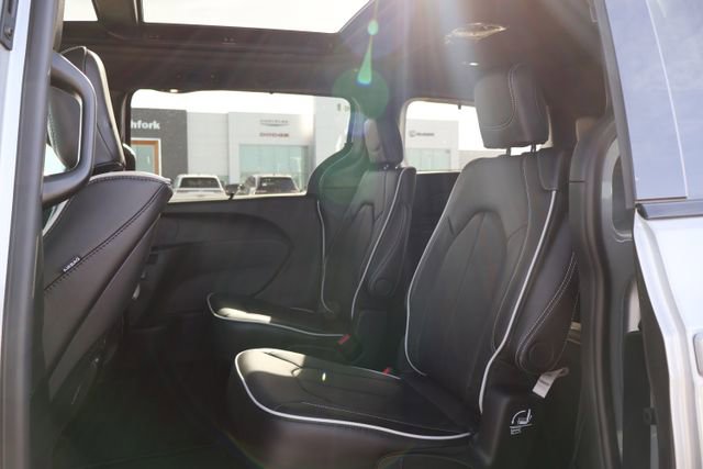 New 2026 Chrysler Pacifica Limited w/ Uconnect Theater Family Group FWD image 8