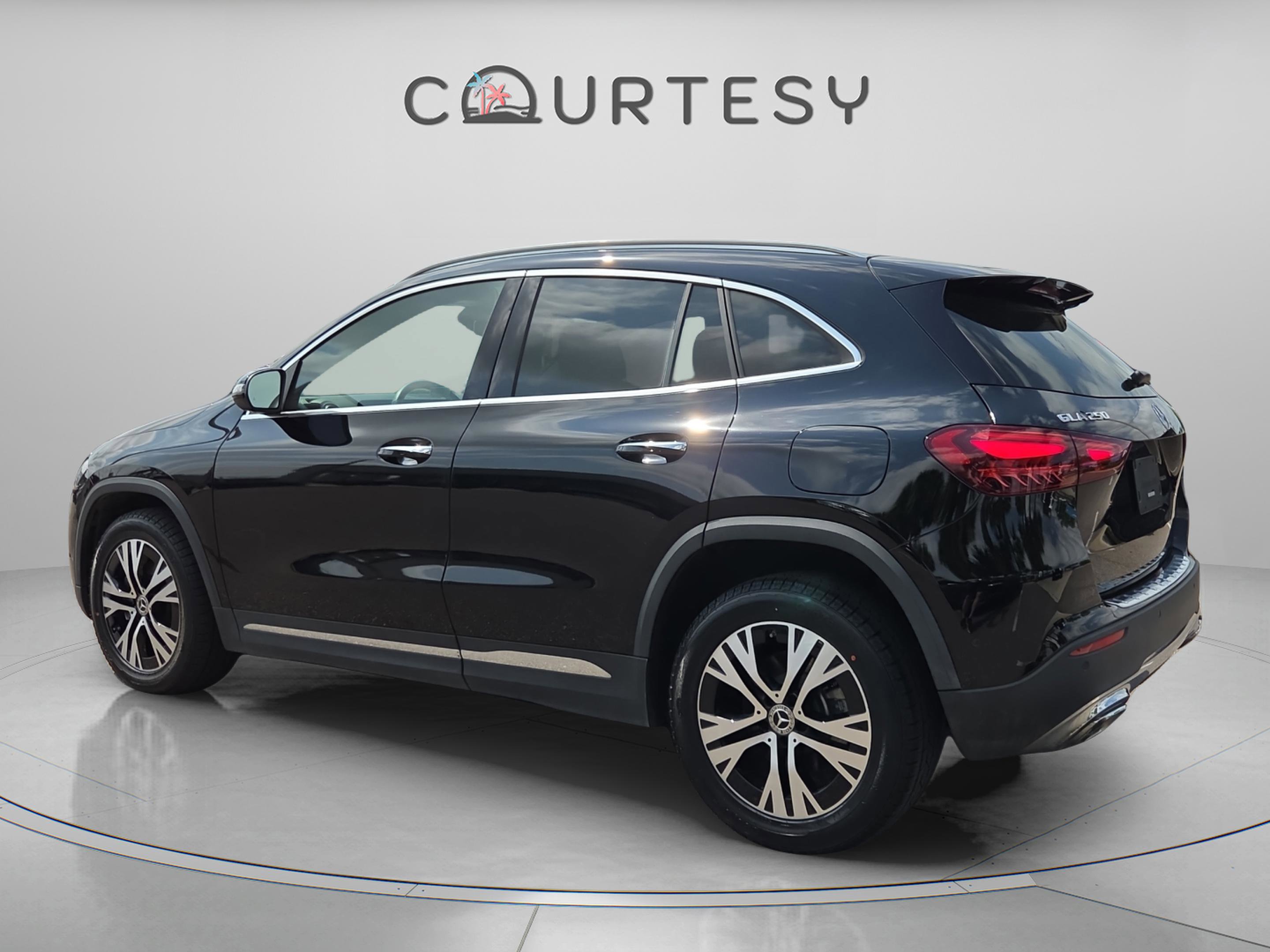 Used 2025 Mercedes-Benz GLA 250 4MATIC image 3