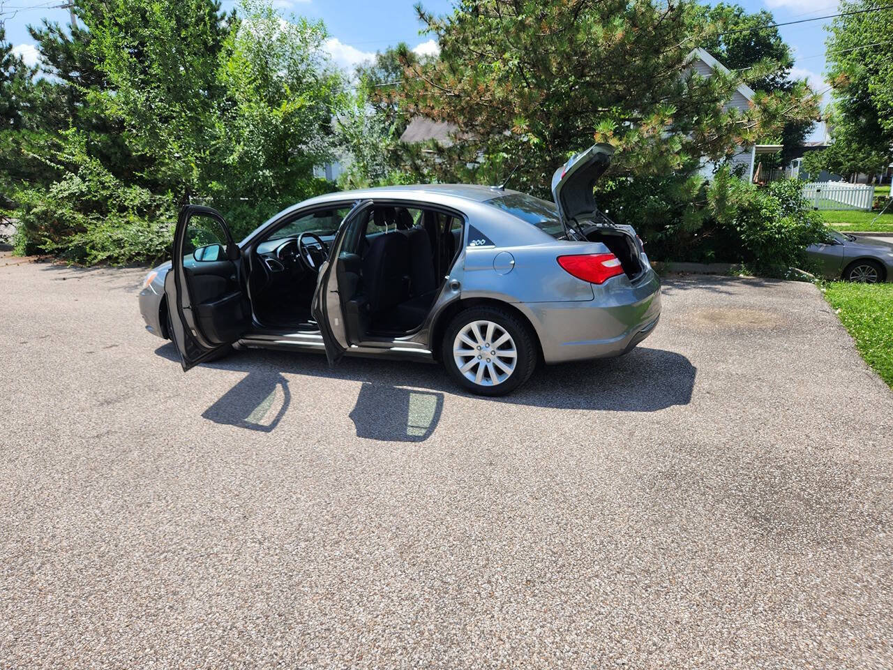 Used 2012 Chrysler 200 Touring FWD image 10