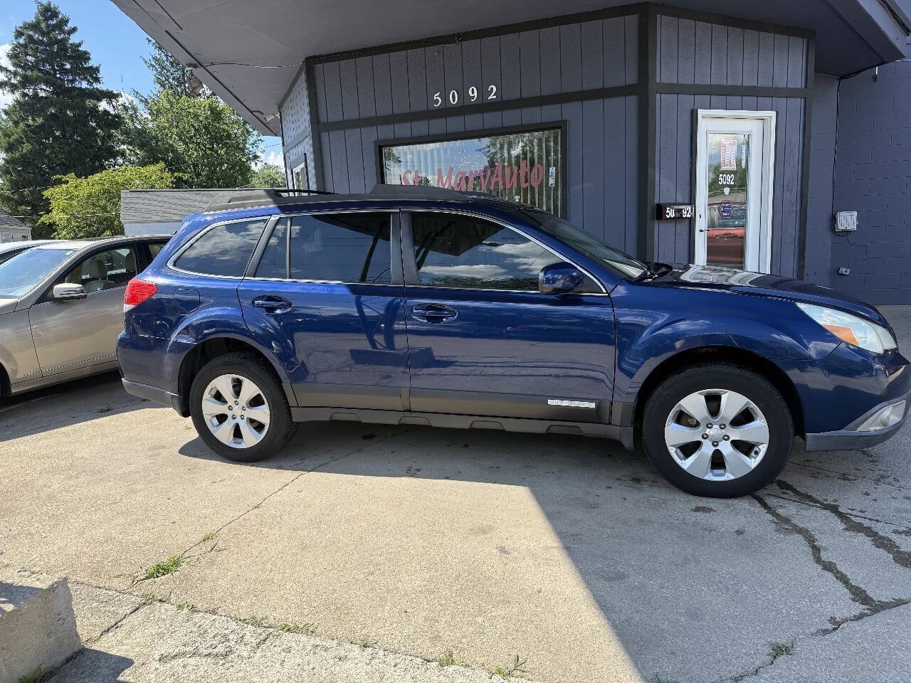 Used 2011 Subaru Outback 2.5i Limited w/ PWR Moonroof Pkg AWD/4WD image 9