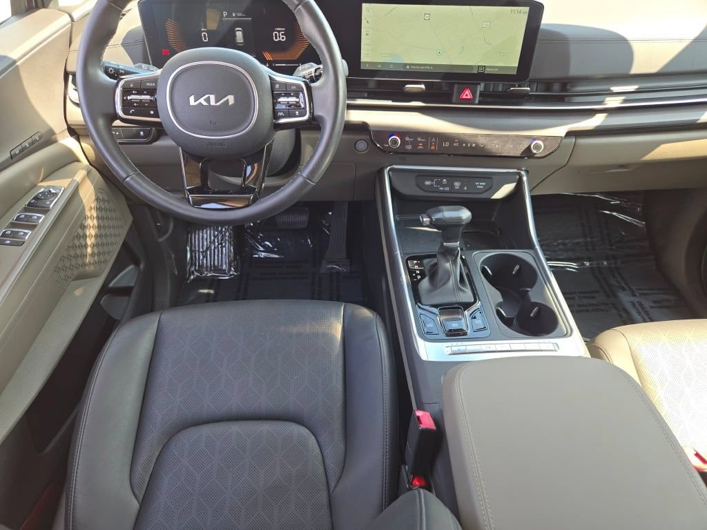 Used 2025 Kia Carnival EX FWD image 25