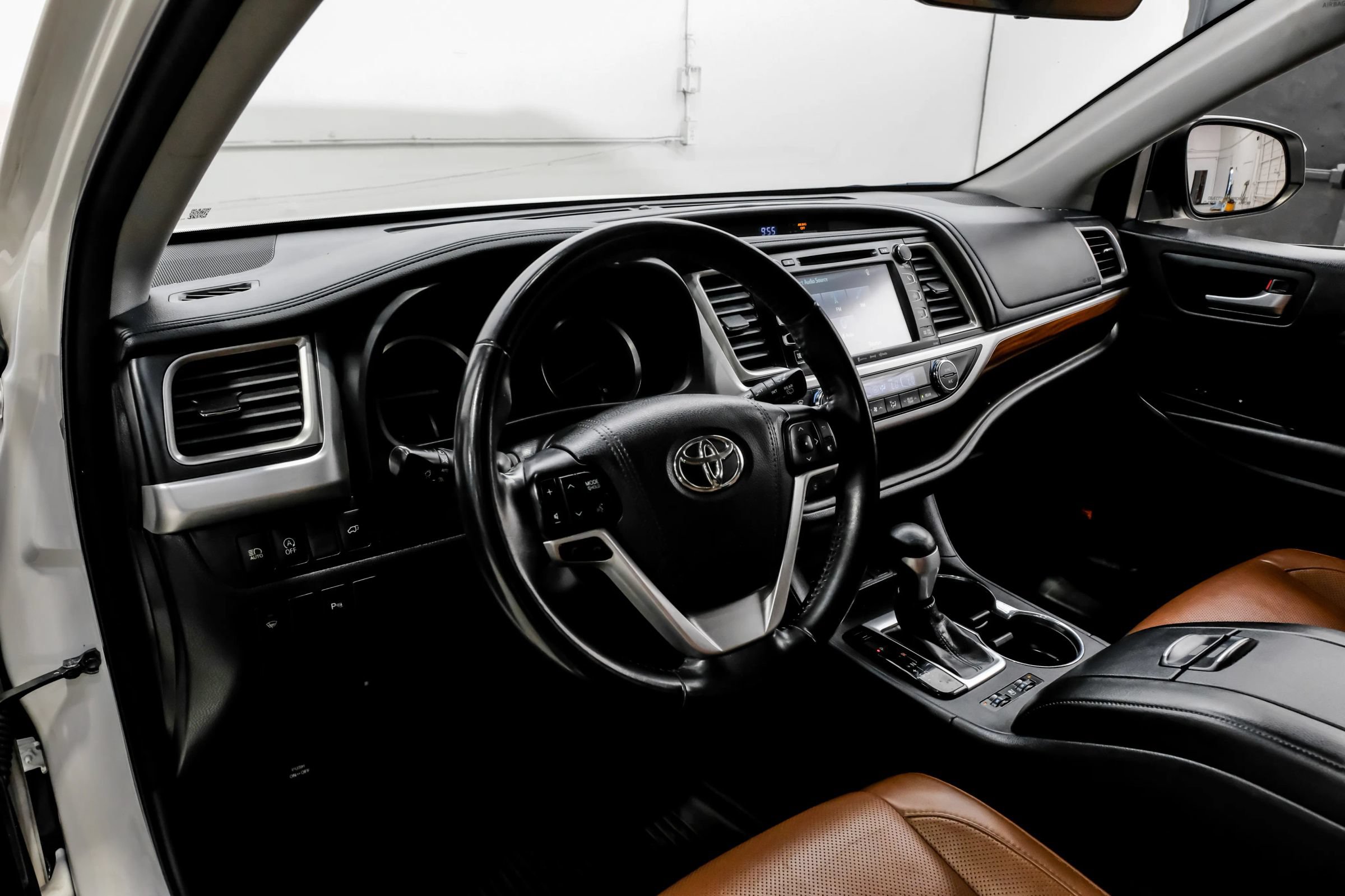 Used 2018 Toyota Highlander Limited FWD image 22