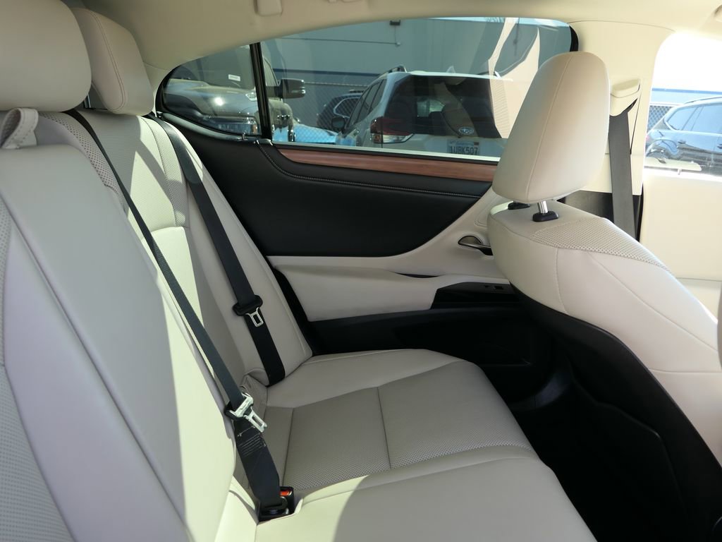 Used 2025 Lexus ES 300h w/ Premium Package image 23