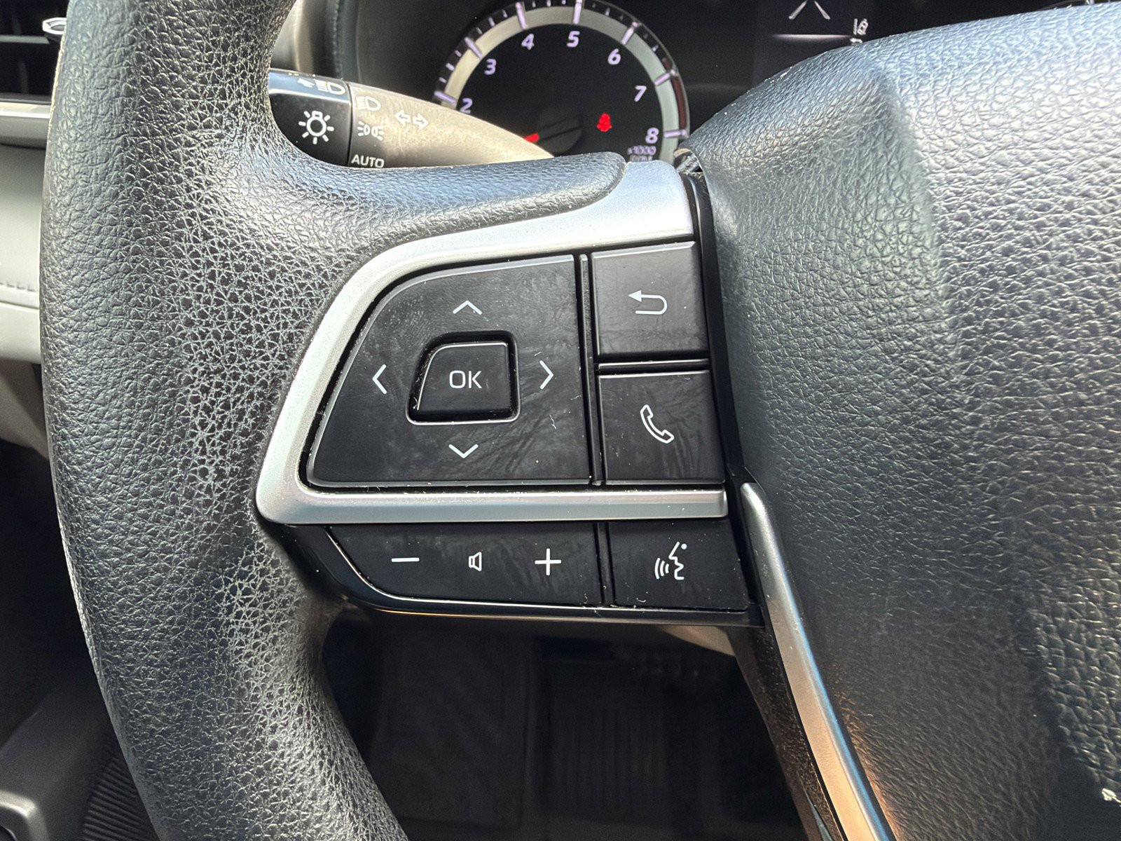 Used 2022 Toyota Highlander L FWD image 24