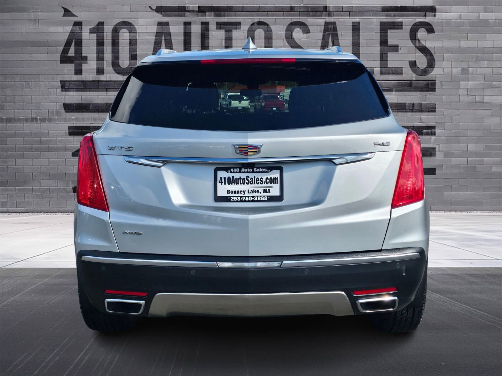 Used 2017 Cadillac XT5 Platinum w/ Driver Assist Package image 4