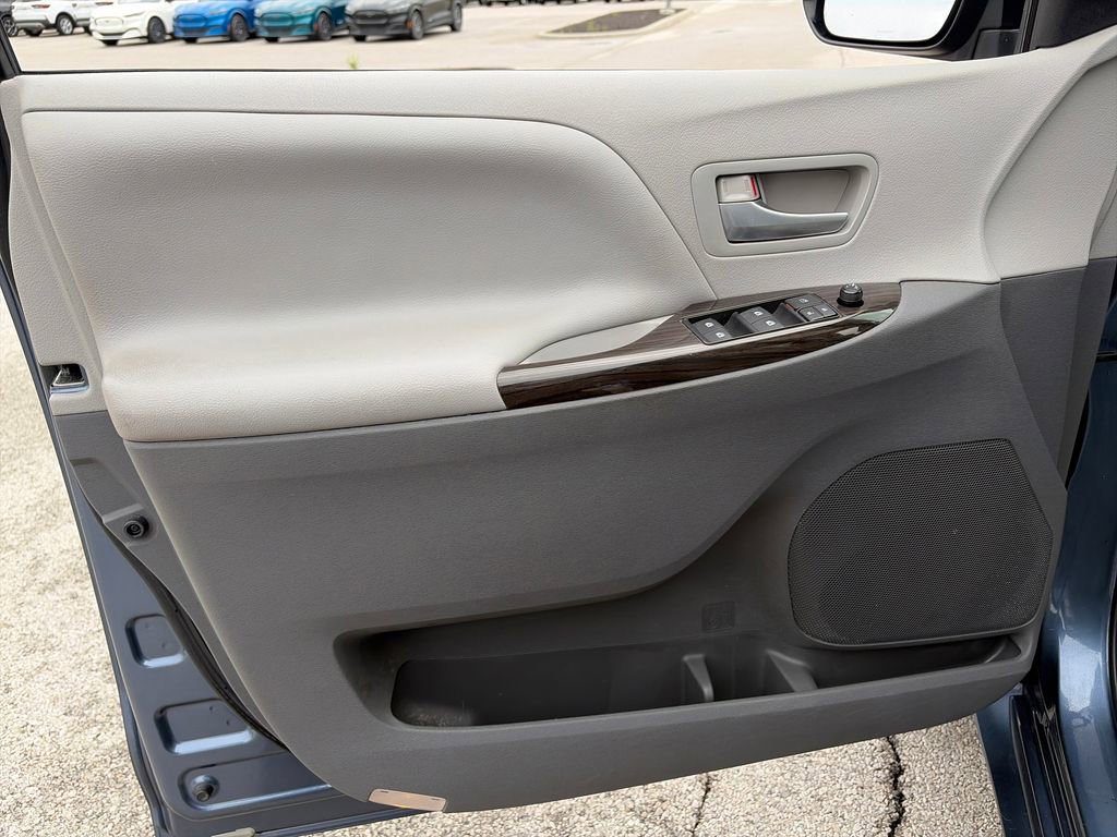Used 2015 Toyota Sienna XLE w/ XLE Navigation Package FWD image 13