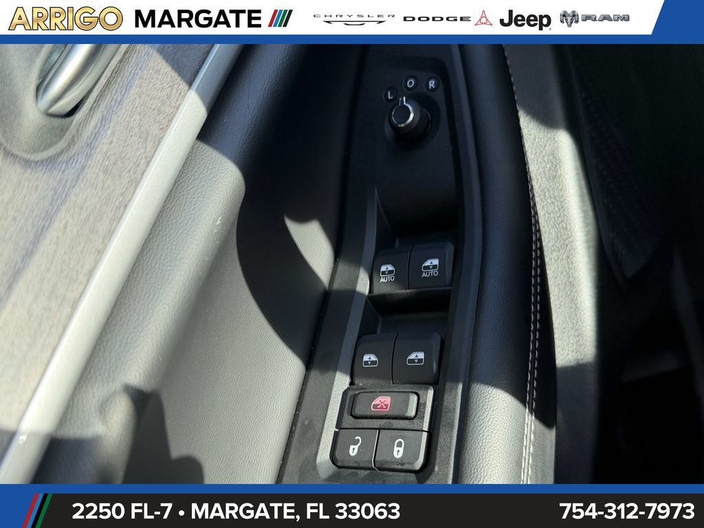 Used 2025 Jeep Grand Cherokee Limited w/ Luxury Tech Group II AWD/4WD image 36