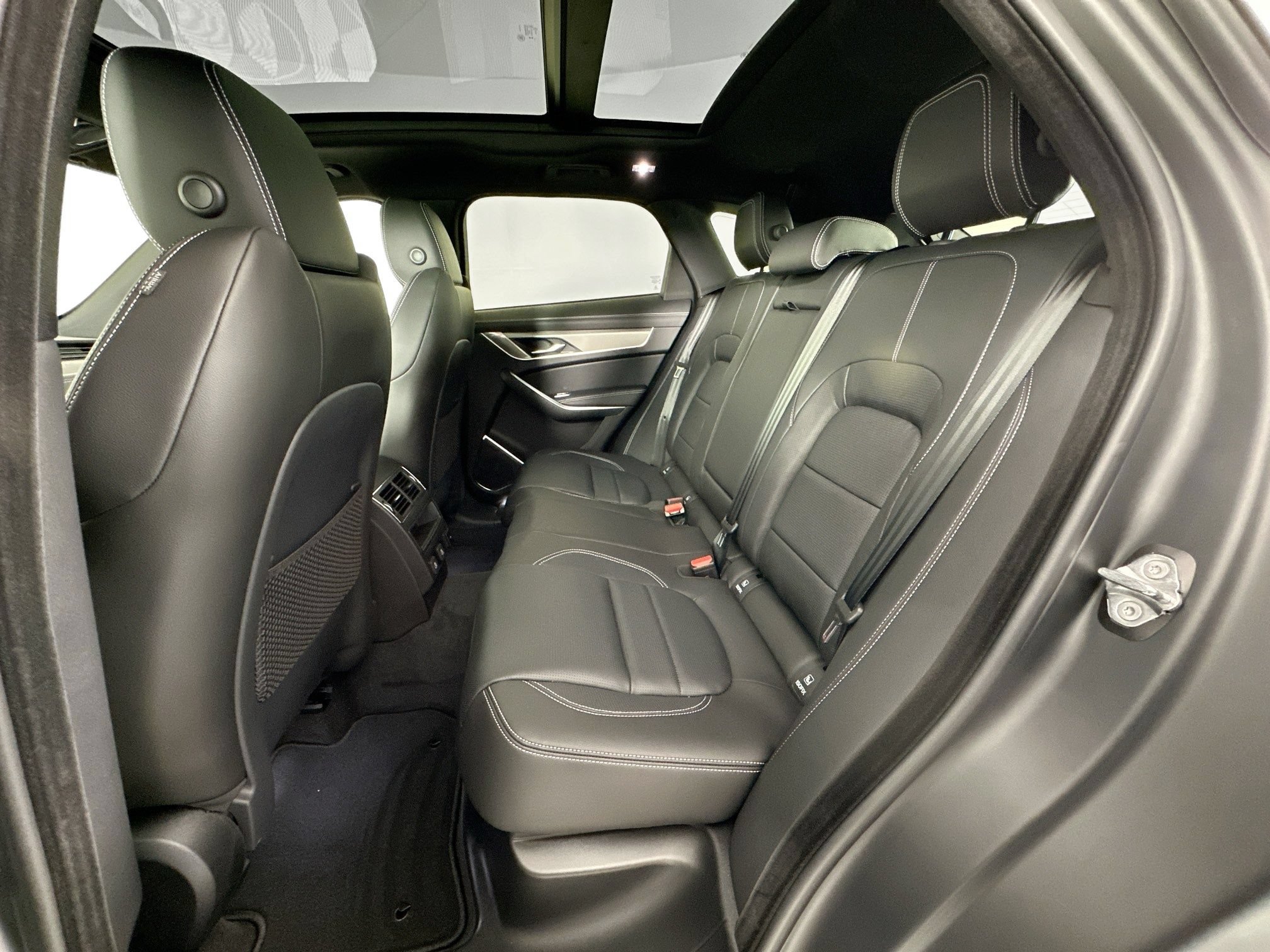 Certified 2026 Jaguar F-PACE R-Dynamic S AWD/4WD image 23
