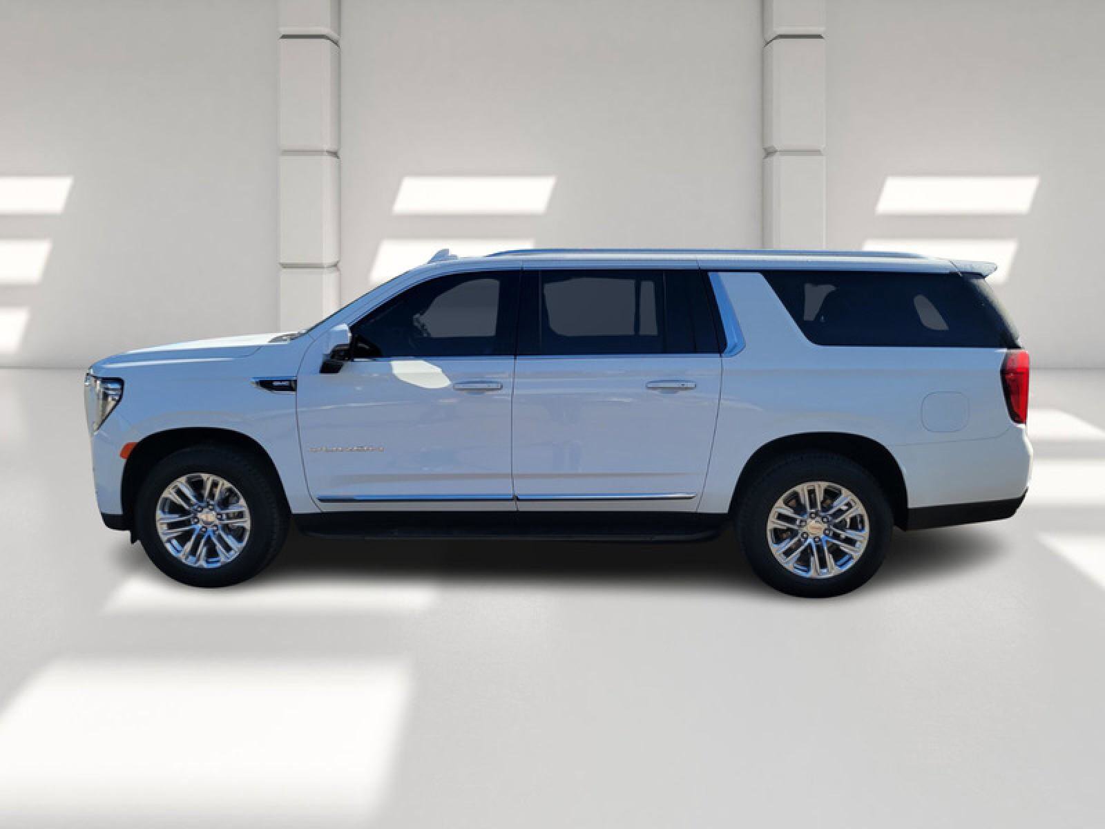 Used 2022 GMC Yukon XL SLT w/ SLT Premium Package image 3