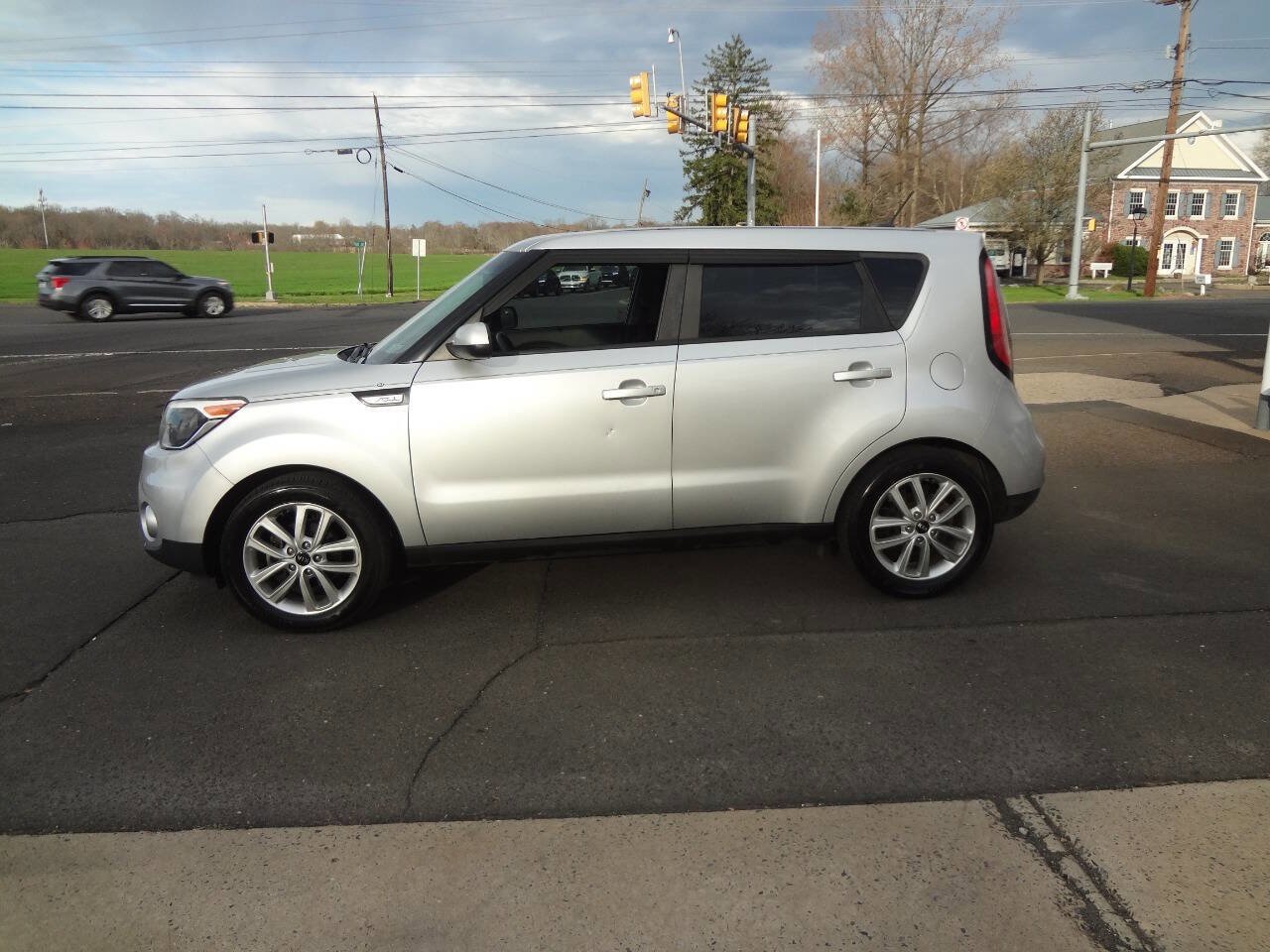 Used 2017 Kia Soul + image 3