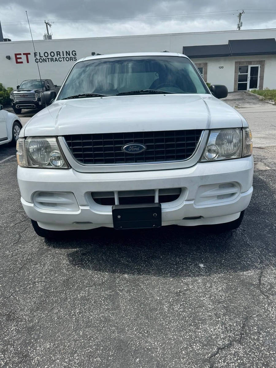 Used 2002 Ford Explorer XLT RWD image 2