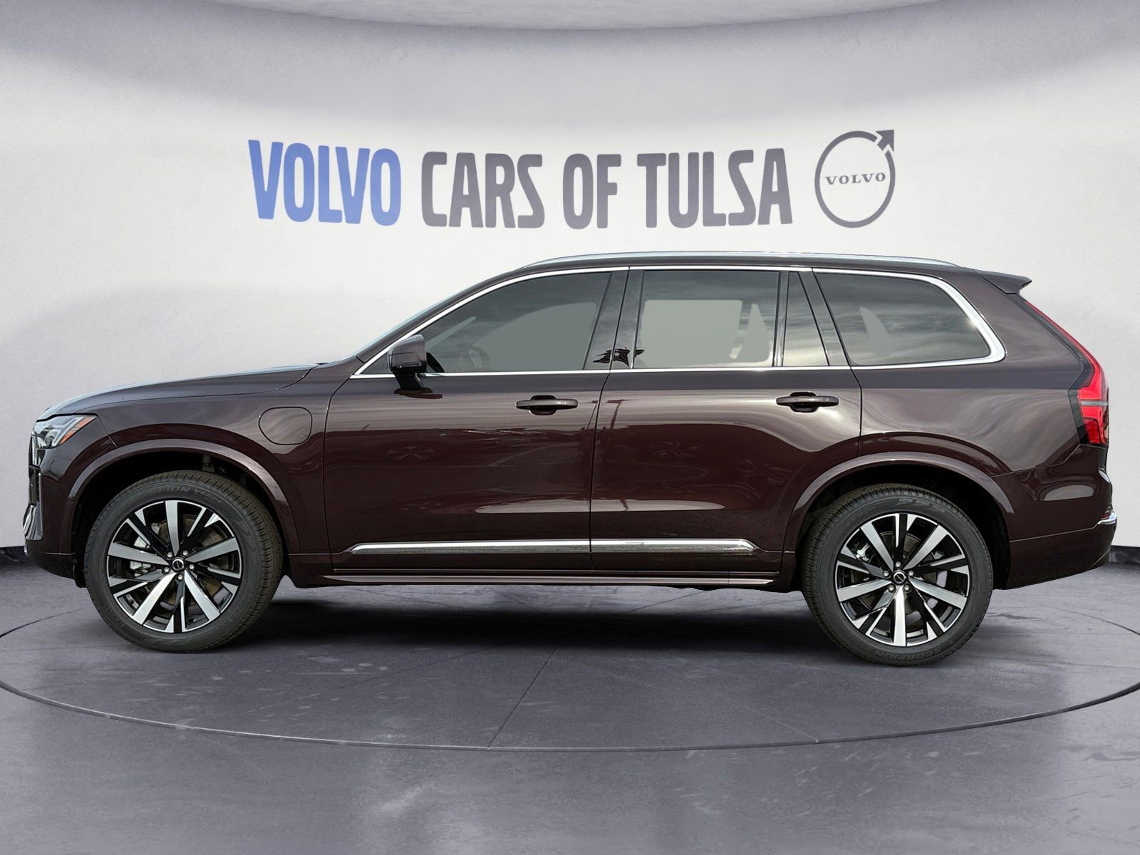 New 2025 Volvo XC90 T8 Core image 2