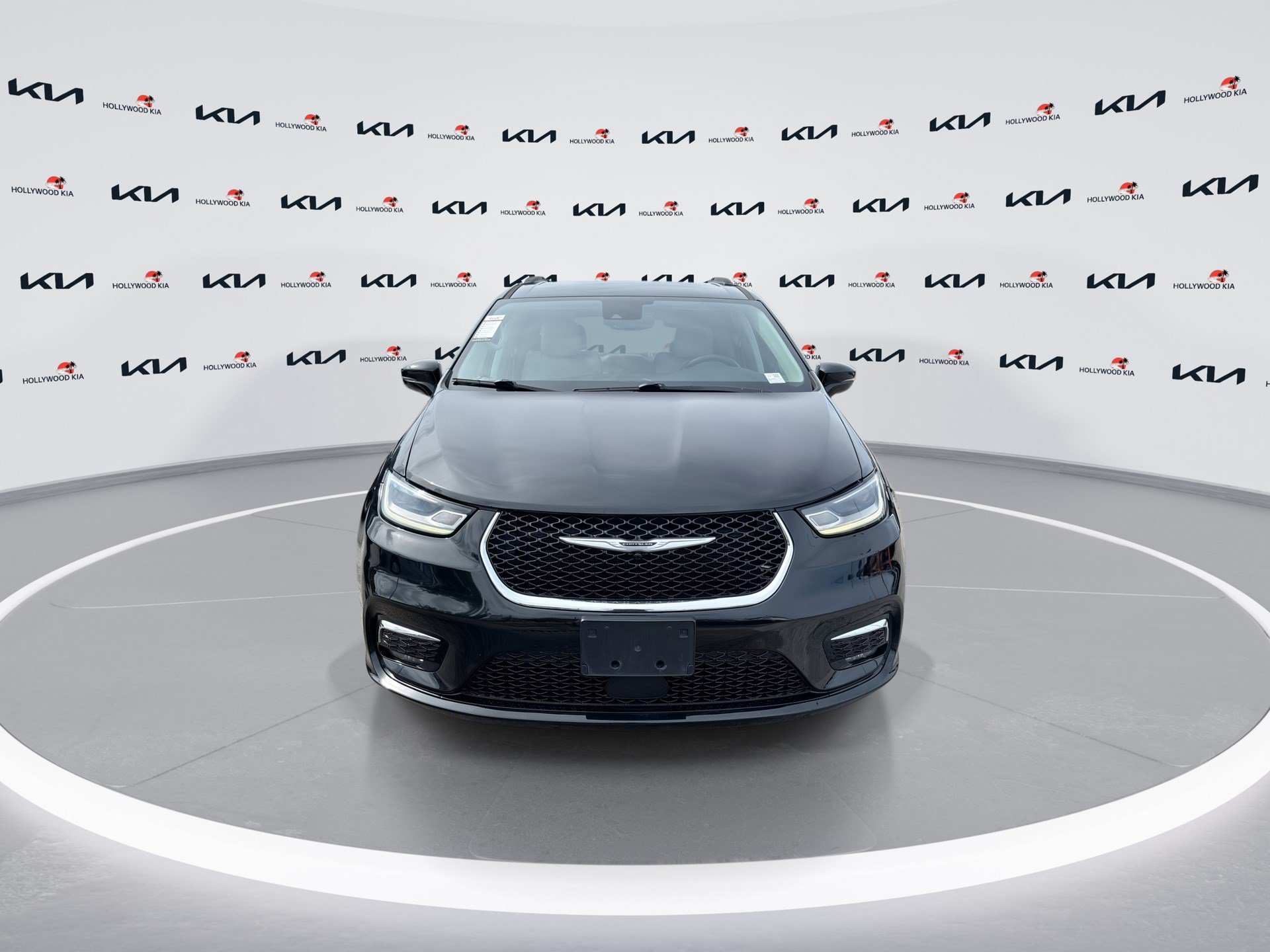Used 2021 Chrysler Pacifica Touring-L FWD image 3
