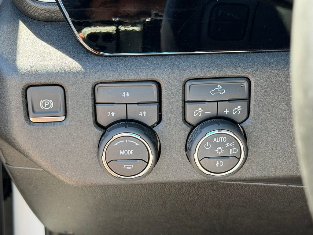 Used 2025 Chevrolet Silverado 2500 LT w/ Convenience Package AWD/4WD image 11