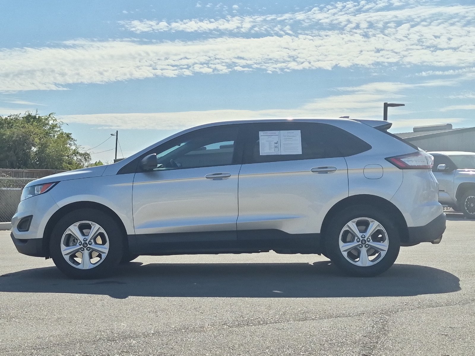 Used 2017 Ford Edge SE FWD image 2