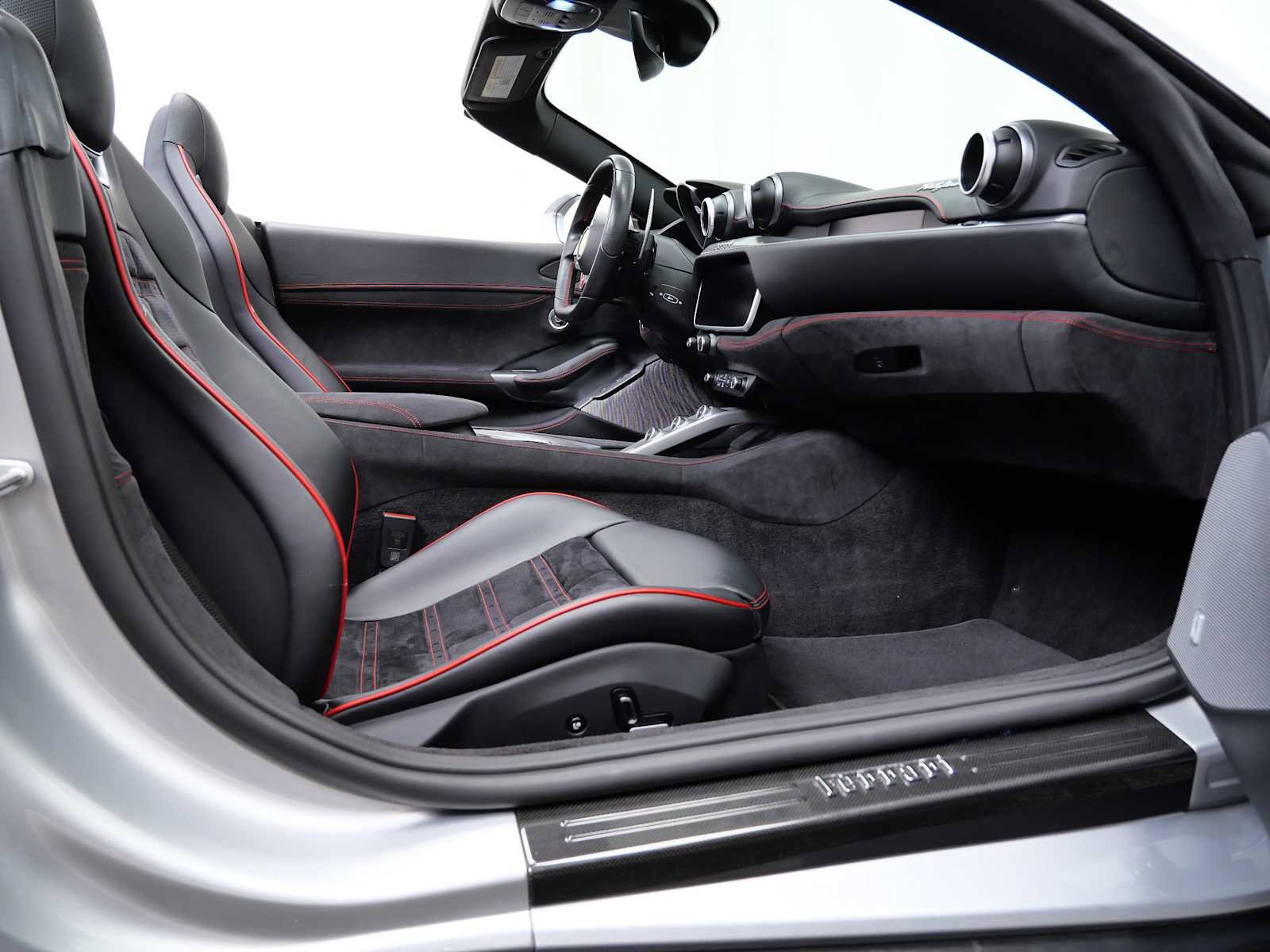 Certified 2022 Ferrari Portofino M image 15