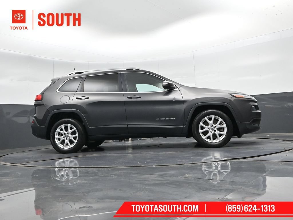 Used 2017 Jeep Cherokee Latitude w/ Comfort & Sound Group FWD image 34