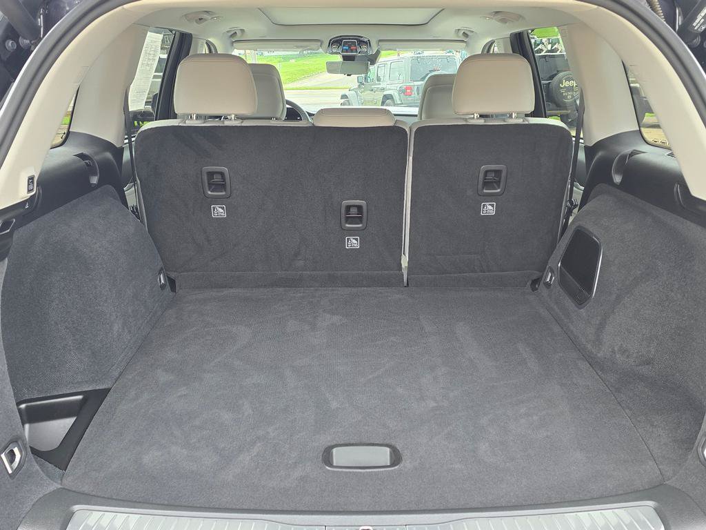 Used 2023 Jeep Grand Cherokee Overland w/ Luxury Tech Group IV AWD/4WD image 9