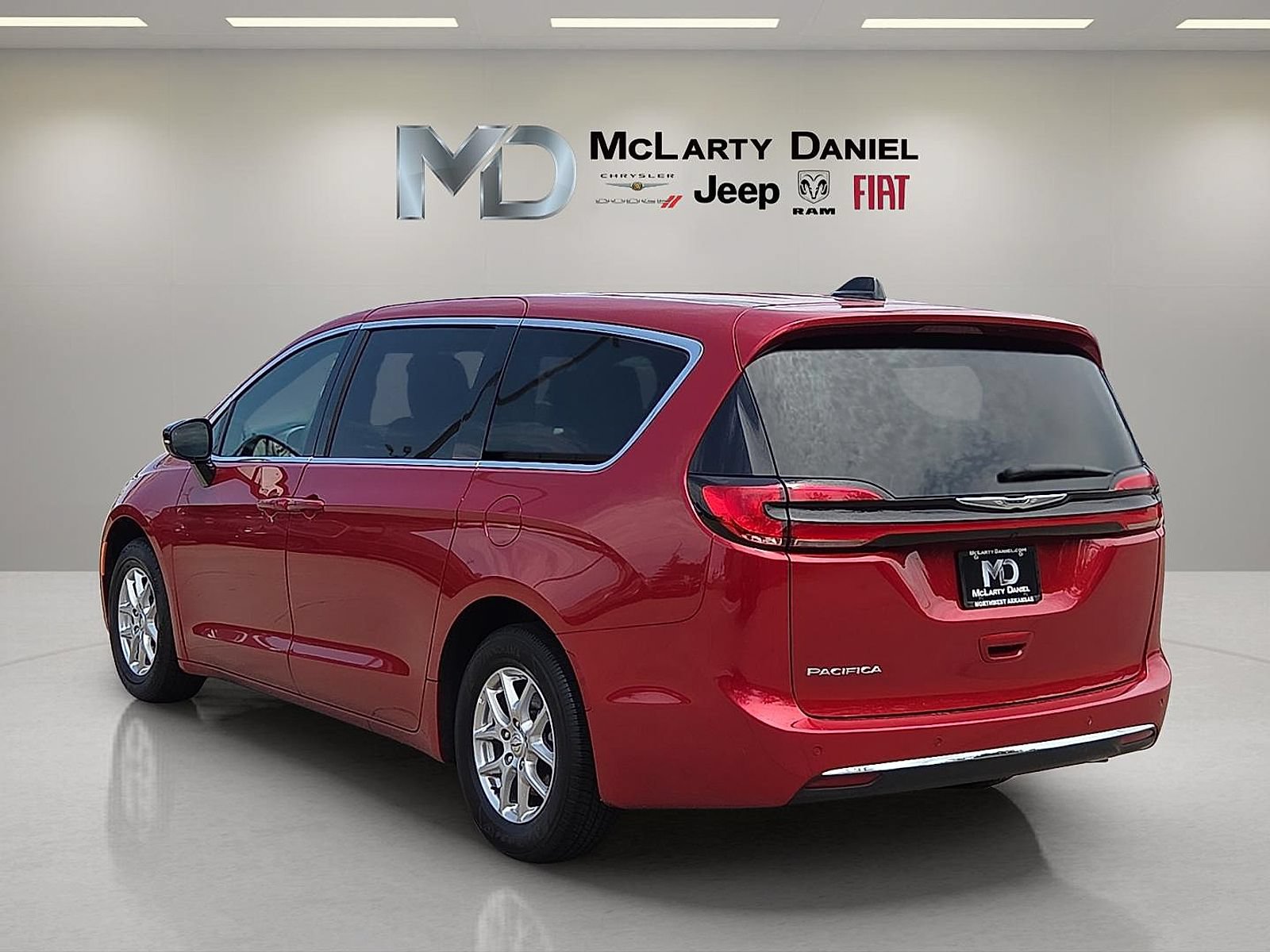 Used 2025 Chrysler Pacifica Select FWD image 4