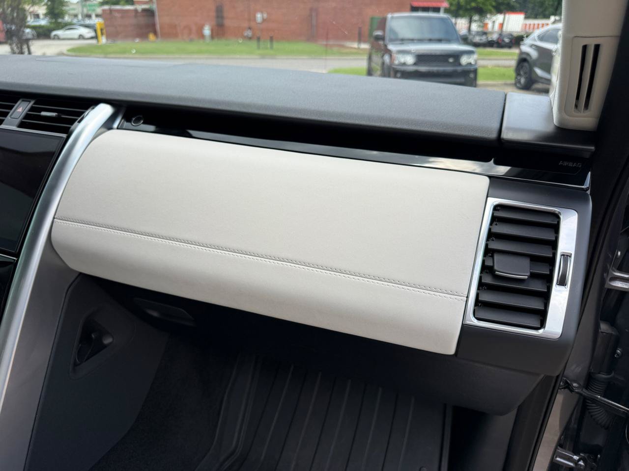 Used 2022 Land Rover Discovery S AWD/4WD image 45