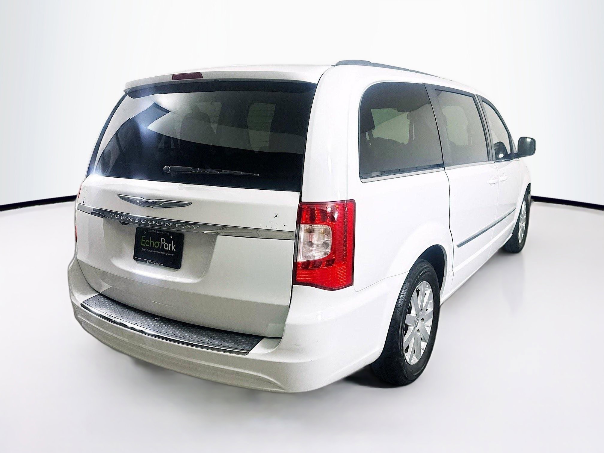 Used 2015 Chrysler Town & Country Touring FWD image 9