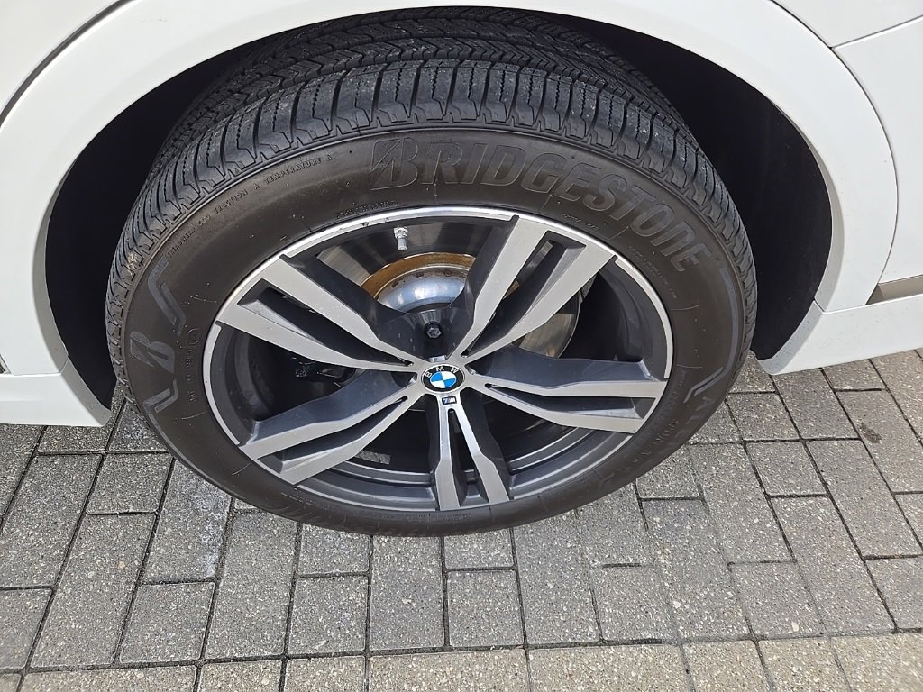 Used 2022 BMW X7 M50i image 9
