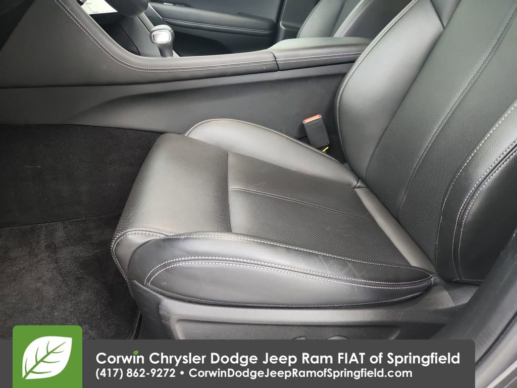 Used 2025 Genesis G70 2.5T image 19