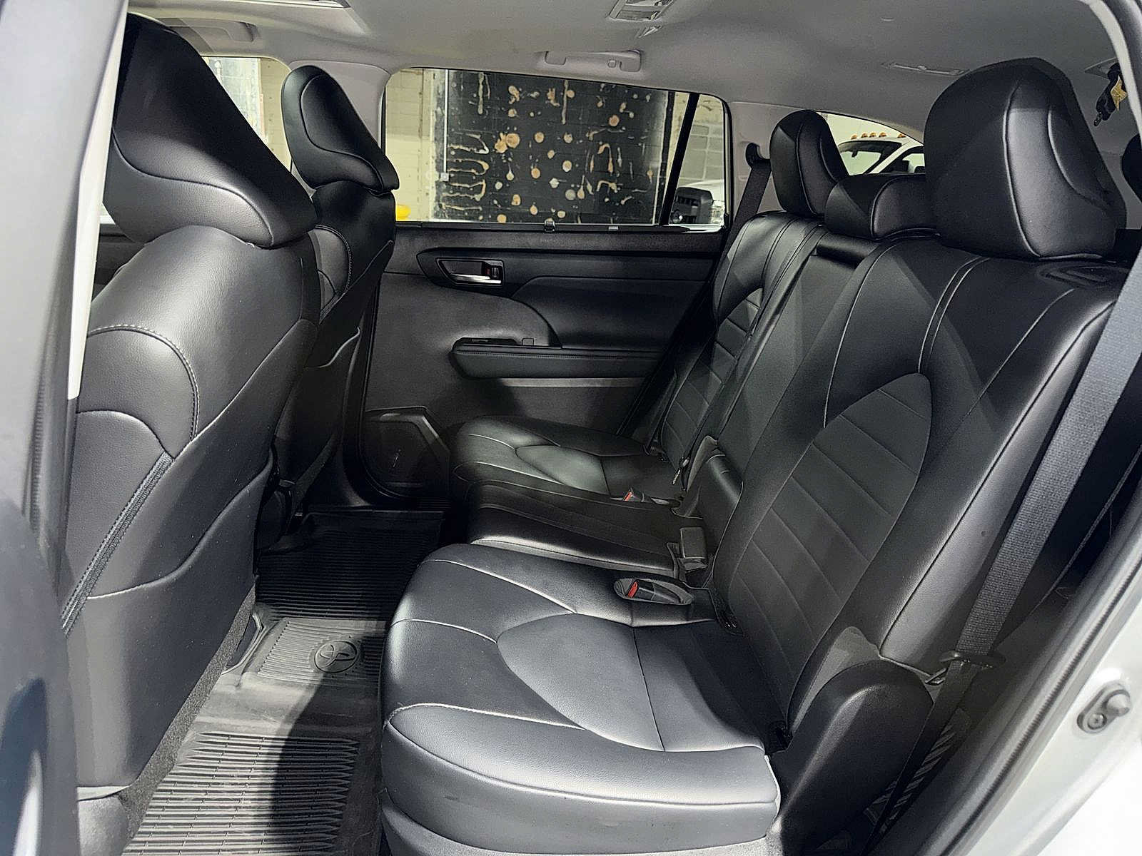 Used 2022 Toyota Highlander XLE AWD/4WD image 17